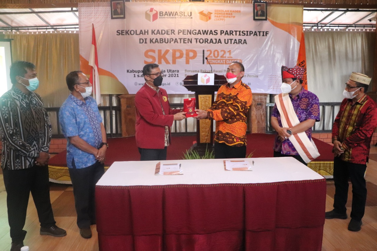 Dorong Pengawasan Partisipatif, Bawaslu Toraja Utara dan UKI Toraja Tandatangani Nota Kesepahaman