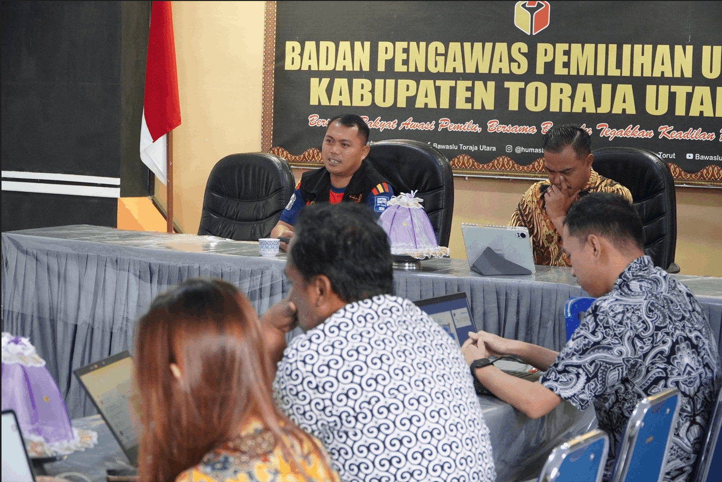 Ketua Bawaslu Toraja Utara saat membuka pengelolaan kehumasan, peliputan, dokumentasi, dan informasi Bawaslu, pada Kamis, 23 Juli 2026